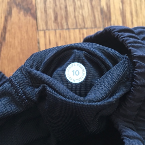 Lululemon Hotty Hot Short High Rise 2.5 inch inseam Black Size 10 - Picture 5 of 6
